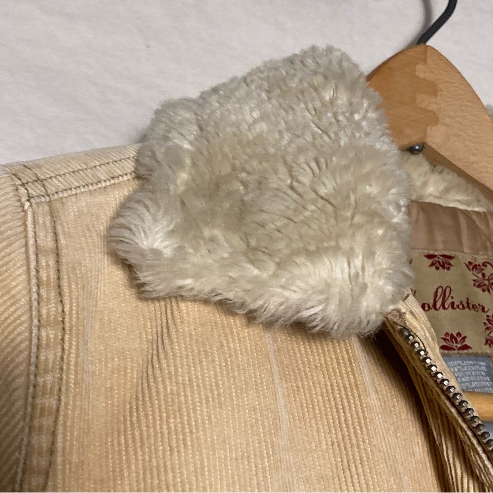Hollister Size S Corduroy Bomber Jacket w/ Faux Fur Neck and Zipper Front - Picture 5 of 16